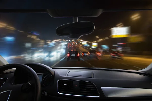 Carro em movimento na estrada à noite — Fotografia de Stock