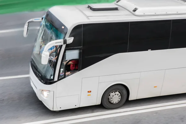 Autobus jet na dálnici — Stock fotografie