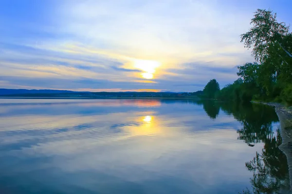 Solnedgång över sjön i sommar — Stockfoto