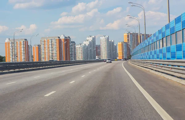 Verkeer in de grote stad — Stockfoto