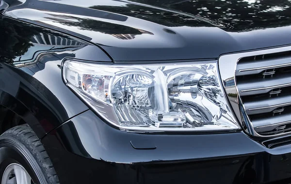 Koplamp voor prestigieuze auto closeup — Stockfoto