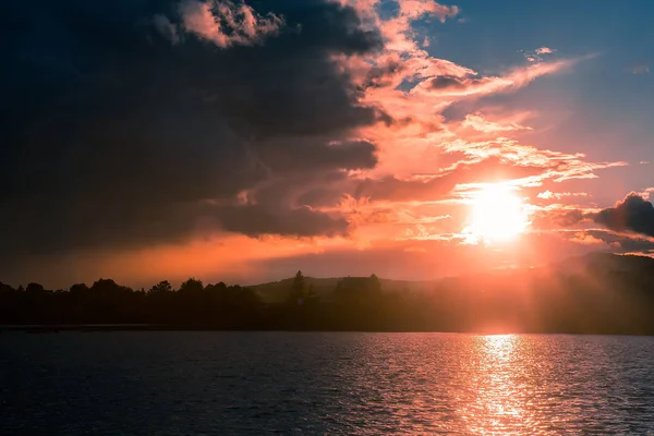 Coucher de soleil sur l'eau — Photo