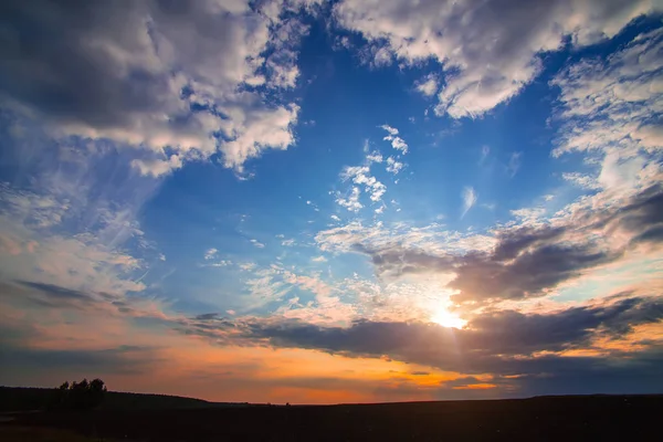 Pôr do sol no céu nublado — Fotografia de Stock