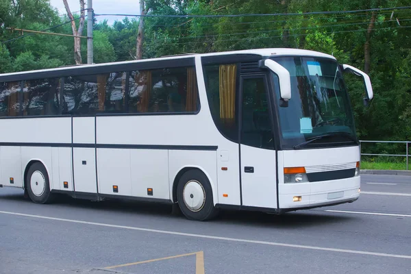 Туристичний автобус їде по трасі — стокове фото