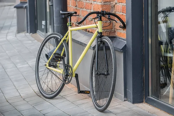 Bicicleta cerca de la pared de primer plano — Foto de Stock