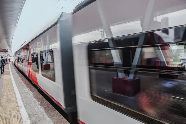 Träna med passagerare flyttar på järnväg — Stockfoto