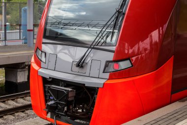 tren ve tren istasyonuna yaklaşıyor