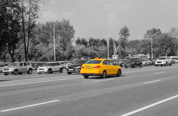 Taxi se mueve en la calle de la ciudad — Foto de Stock