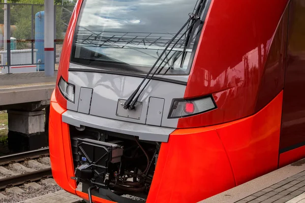 tren ve tren istasyonuna yaklaşıyor