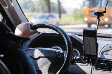 sürücünün elinde direksiyon sürüş araba