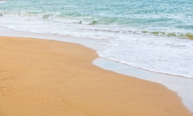 Deniz kumlu plajda sörf