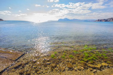 dağ lagün ve güneşli gökyüzü 