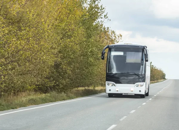 Turist otobüsü otoyola çıkıyor.