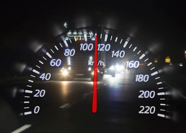 Überhöhte Geschwindigkeit auf der Nachtautobahn — Stockfoto