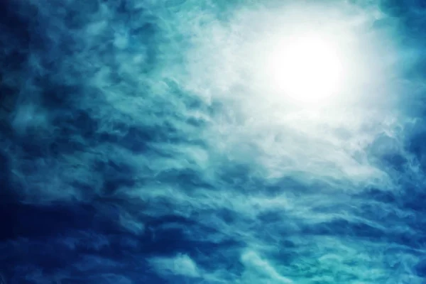 Ciemne niebo, słońce i chmury — Zdjęcie stockowe