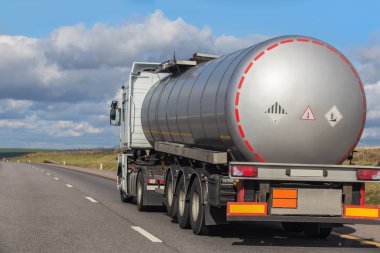Gaz tankı karayolu üzerinde gider