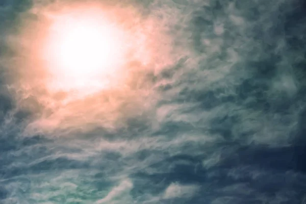 太陽と雲と暗い空 — ストック写真