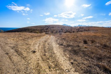 Kara, deniz, dağlar ve gökyüzü görünümü