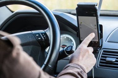 Sürücü arabada navigator denetler