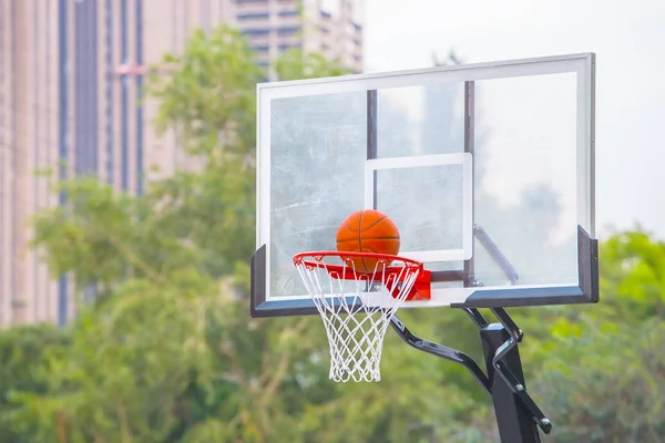 Pelota de baloncesto en la cesta — Foto de Stock