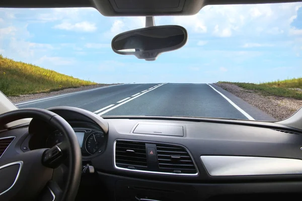 Coche en marcha por carretera — Foto de Stock