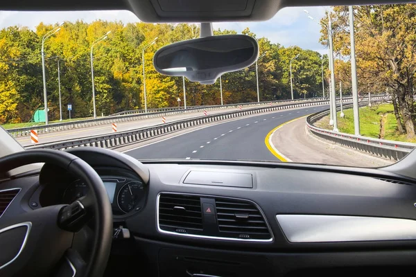 Uitzicht vanaf het interieur van de auto's naar de herfst bos langs de land — Stockfoto