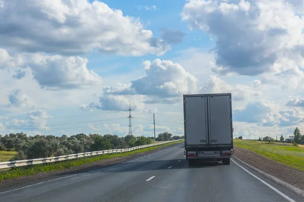 Samochód jedzie na autostradzie — Zdjęcie stockowe