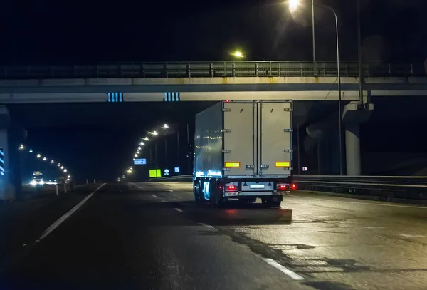 Samochód porusza się na autostradzie w nocy — Zdjęcie stockowe