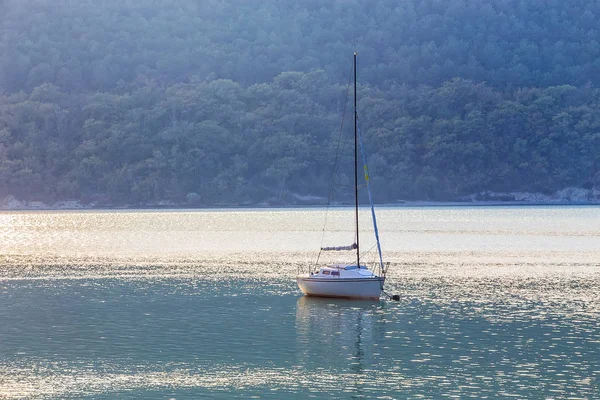 Sailing yacht on beautiful lake — Stock Photo, Image