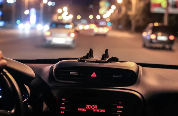 Carro em movimento na estrada à noite — Fotografia de Stock