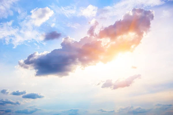 Cielo con sol y nubes — Foto de Stock