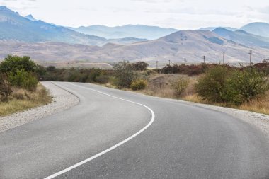 Dağlarda asfalt yol