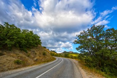 dolambaçlı yol ile dağ manzarası