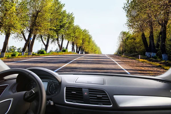 Coche en marcha por carretera — Foto de Stock