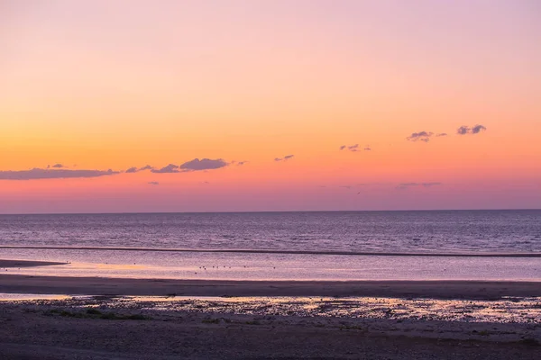 夕方に海岸の砂浜 — ストック写真