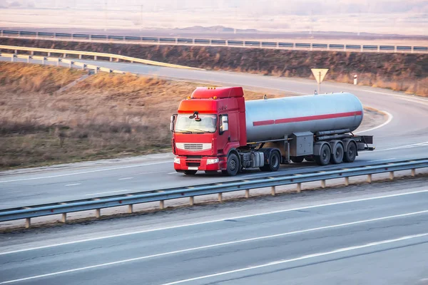 고속도로에서 연료 트럭 — 스톡 사진