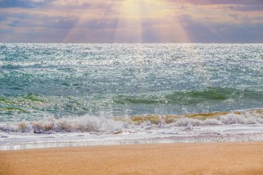 Deniz kıyısında dalgalar