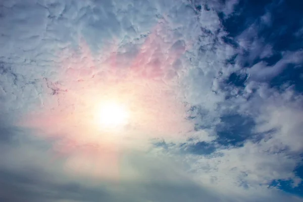 Mörk himmel med sol och moln — Stockfoto
