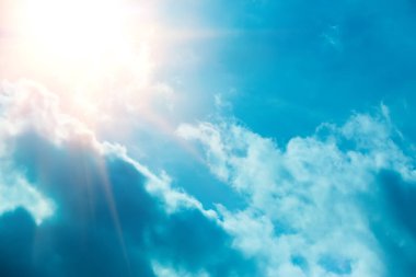 Karanlık bulutların arasından kırma bir güneş ışını