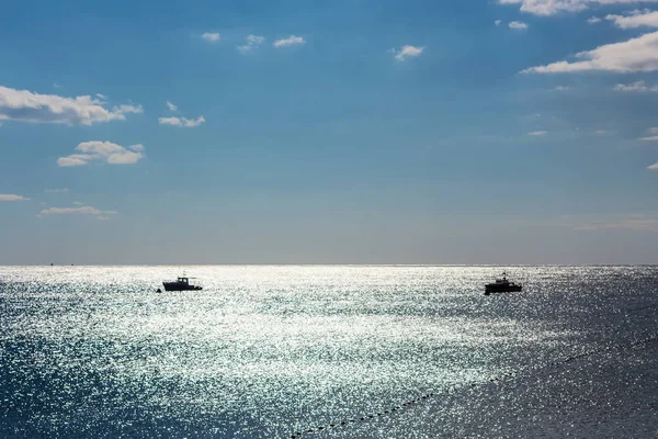 Dos Barcos Mar Por Noche Calma Mar Luz Luna — Foto de Stock