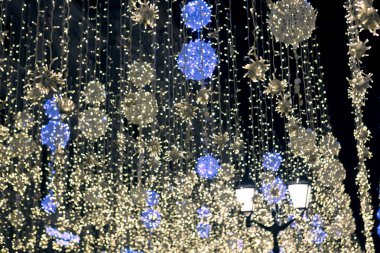 Parlak Noel gecesi sokak dekorasyonu 