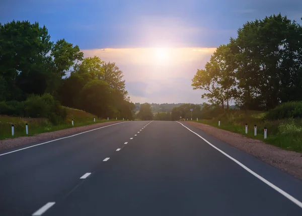 Puesta de sol sobre la carretera del campo — Foto de Stock