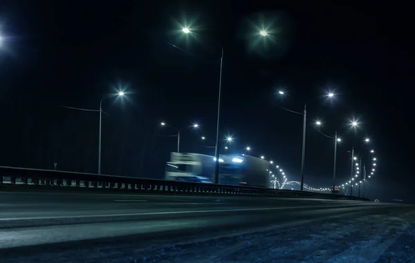 Lkw-Verkehr auf winterlicher Autobahn — Stockfoto