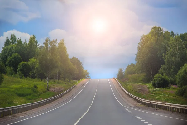 Puesta de sol sobre la carretera del campo — Foto de Stock