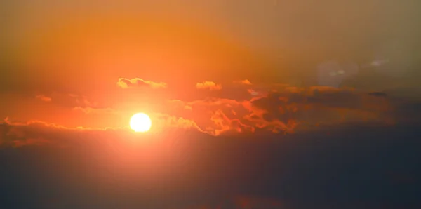 太陽と雲の赤い空 — ストック写真