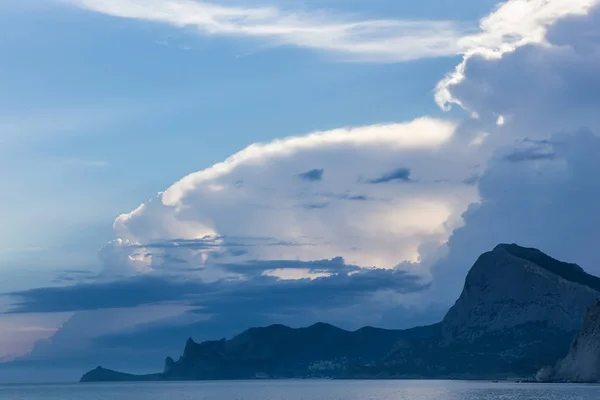Góry na wybrzeżu Morza — Zdjęcie stockowe