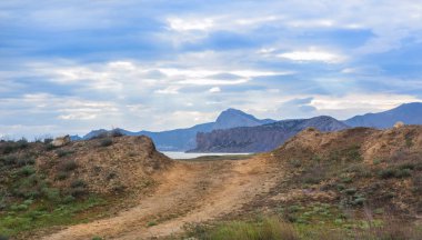 Deniz kıyısına giden bir yolu olan manzara