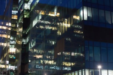 Geceleri modern fütüristik ofis binalarının cepheleri