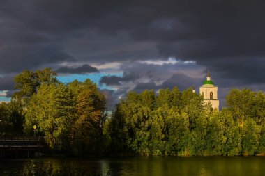 Nehir kıyısında Hıristiyan kilisesi olan yaz manzarası 