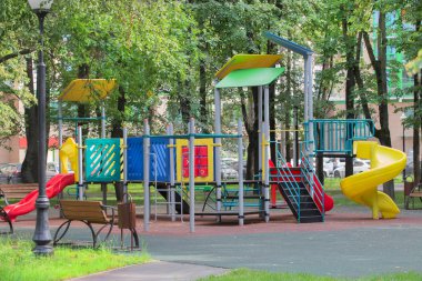 Bir yerleşim bölgesinde çocuk parkı